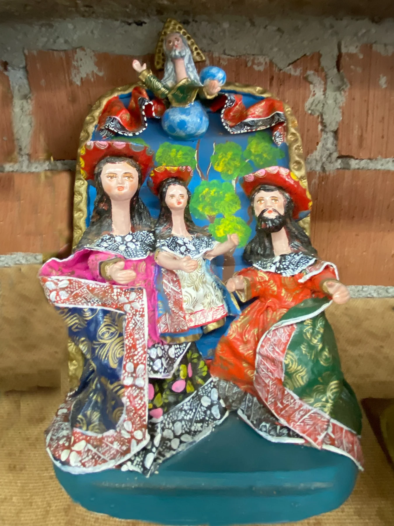 Farbenfrohe schlanke Figuren mit reich verzierten Gewändern