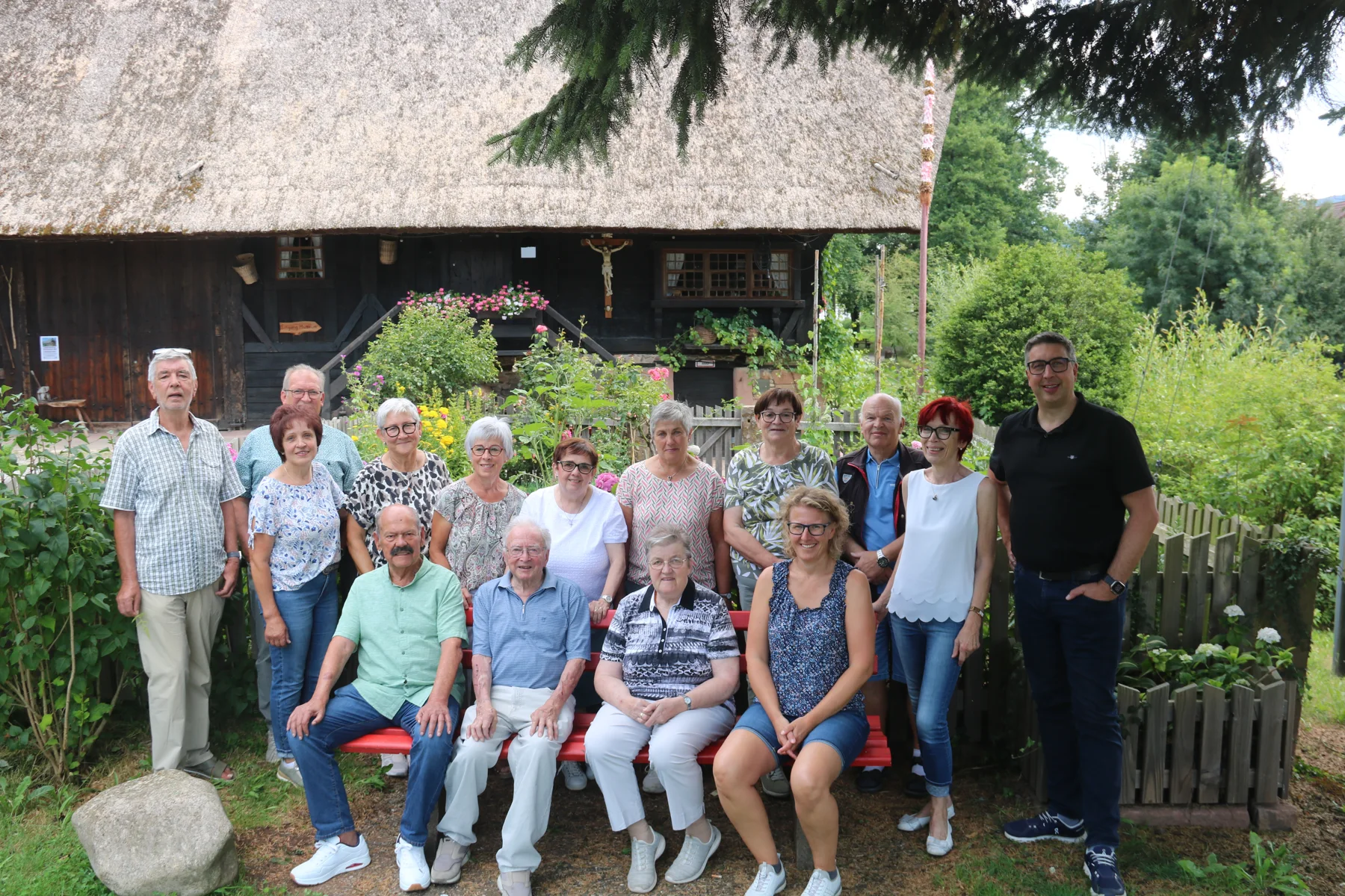 Das ehrenamtliche Helferteam vor dem Fürstenberger Hof und seinem Bauerngarten
